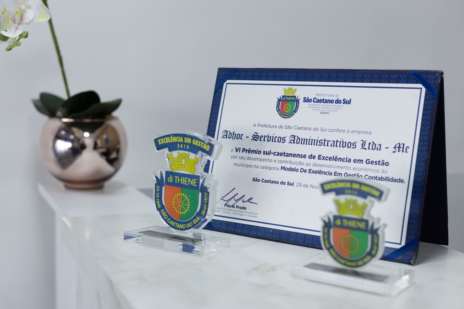 Certificado e troféus de premiação da ADHOC