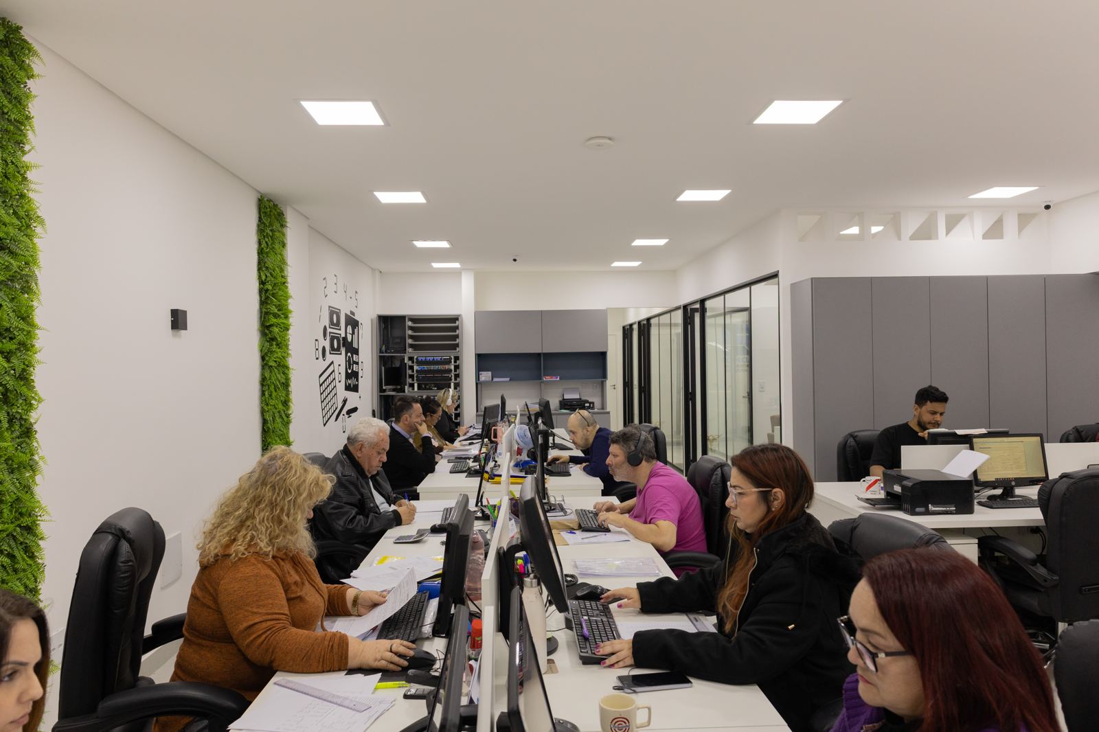 Equipe da ADHOC trabalhando em planejamento patrimonial
